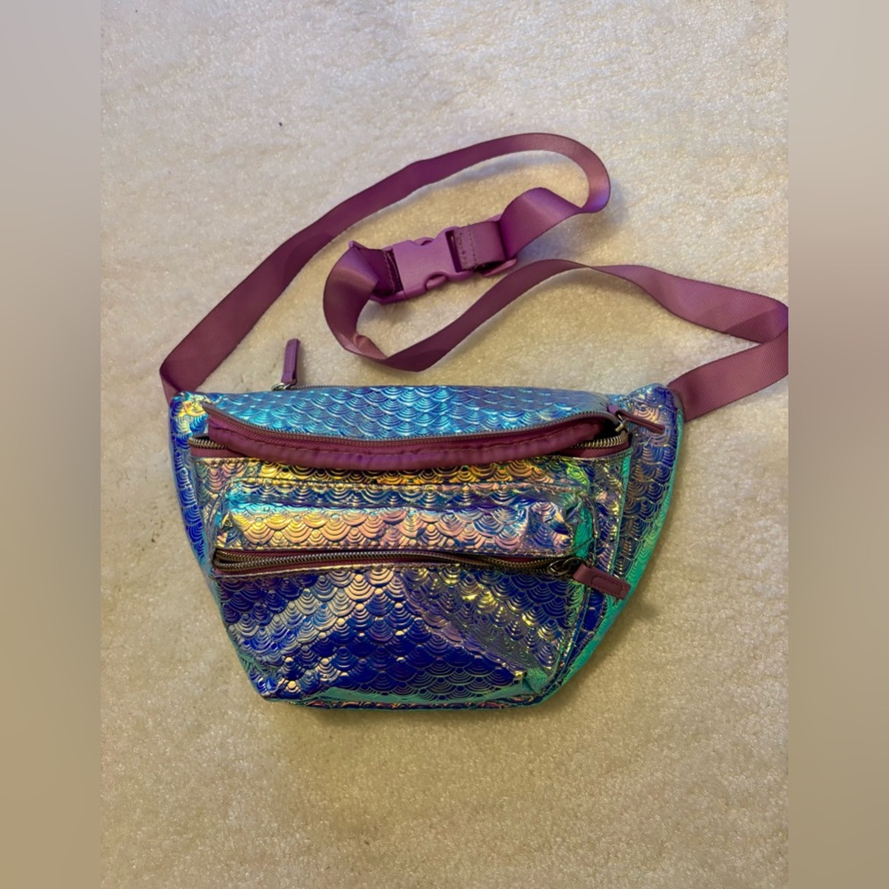 Holographic Mermaid Fanny Pack
Girls Mermaid Iridescent Purple Fanny Pack